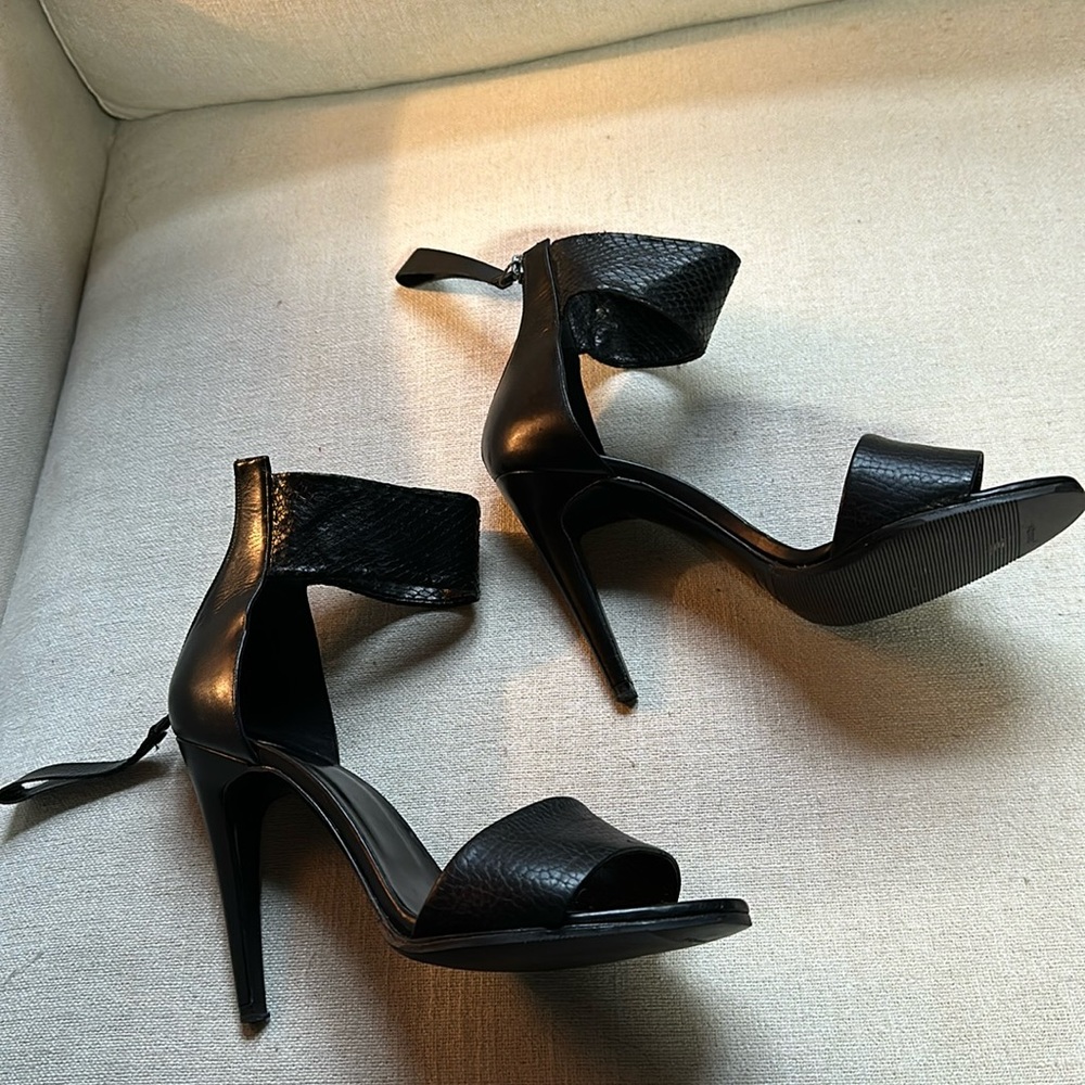 Pierre Hardy sexy ankle strap pebbled, snakeskin shoe. Size 39.